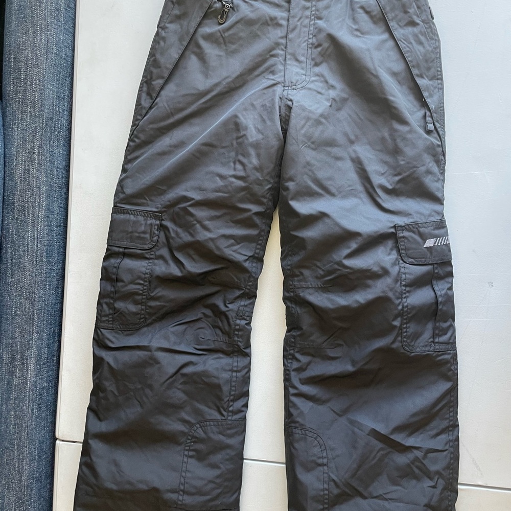 686 Black ski / snowboard pants . Youth M